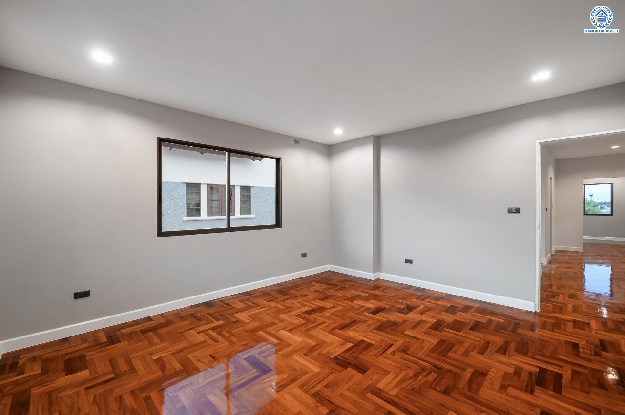 บ้านเดี่ยวฟิลคฤหาสน์มือสองตกแต่งใหม่ แบรนด์ LH ดีไซน์สุดหรูหรา โครงการ ลดาวัลย์ ปิ่นเกล้า เนื้อที่ 214 ตร.ว. บนพื้นที่ใช้สอยถึง 553.48 ตร.ม. ฟังก์ชันจัดเต็ม 4 ห้องนอน 5 ห้องน้ำ 1 ห้องอเนกประสงค์ 1 ห้องแม่บ้าน จอดรถได้ถึง 2 คัน ทำเลติดถนนบรมราชชนนี เชื่อมต่อหลายเส้นทาง ใกล้มหาวิทยาลัยมหิดล และเซ็นทรัลศาลายา